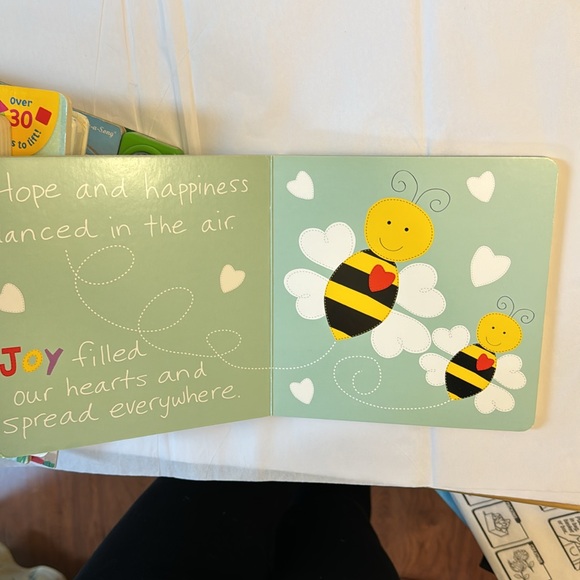 COPY - ⛱️2/$5⛱️Welcome Little One , board book , inside cover script, overa… - Picture 8 of 15
